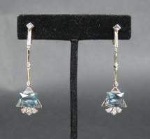 Bijou : Paire de boucles d'oreilles pendantes en or jaune et blanc 18K serties de spinelle bleue et de diamants