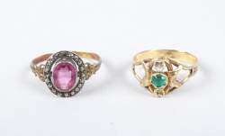 Bijou : Bague en or jaune 18K et argent sertie d'une pierre rose et marcassites (mq) + Bague en or 18K sertie d'une pierre verte (usure , mq)