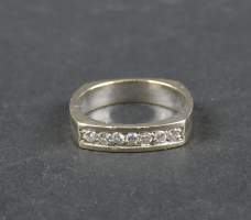 Bijou : Bague/ demi - alliance américaine en or 18K sertie de diamants