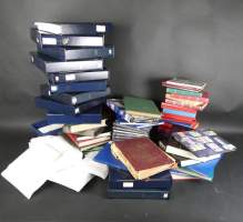 Collection de timbres : Très gros lot dont 11 albums (10 avec cassette) la plupart de TP neufs , 11 albums à bande tP neufs et env 50 albums div thématiques +qq TP dorés...