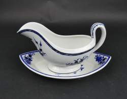 Céramique: Saucière sur son présentoir en porcelaine de Tournai décor à la mouche et 1 c