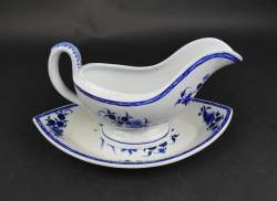 Céramique: Saucière sur son présentoir en porcelaine de Tournai décor à la mouche