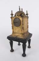 Horlogerie : horloge / pendule dôme à tourelles en bronze gravé doré (Ds l'état , mqe) 17eS cadran pour la sonnerie au dos sur piètement en bois