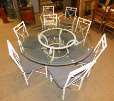 Meuble : Table et 8 chaises de jardin : plateau en verre (ecl) , monture en métal peint (usure , pt oxy)