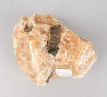 Collection minéraux : Apatite ou tourmaline verte sur calcite