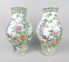 Asiatique : Paire de vases en porcelaine chinoise marque apocryphe Da Qing Tongzhi Nian Zhi 3e quart XXe Siècle