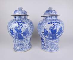 Asiatique : 2 potiches (dont 1 ancienne) couvertes en porcelaine Chinoise marque apocryphe Chenghua nianzhi