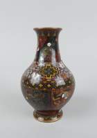 Asiatique : Vase en cuivre en émaux cloisonnés à décor de dragons et coqs