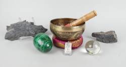 Objet : Bol tibétain gravé a/mailloche +Oeuf en malachite +Pendentif argent et nacre gravée Georgescu Gregory +boule de cristal +2 fossiles de plantes