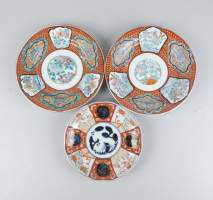 Asiatique : 3 assiettes en porcelaine japonaise d'Arita marque Hichozan Shinpo Sei fin 19e - déb 20eS