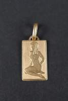 Bijou : Pendentif rectangulaire et son maillon en or jaune 18K - Femme nue -