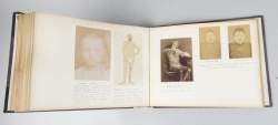 Livre : Cabinet de curiosité du Dr H. AUDEOUD fin 19eS compilation de photos d'opérations , malformations.