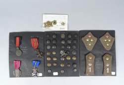Militaria: 4 médailles militaires belges 1ere guerre + épaulettes + boutons + ép