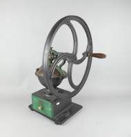 Objets: Grand moulin à café de communauté Peugeot frères (tiroir remplacé) H:63,
