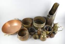 Objet: Divers en cuivre dont: chocolatière 18eS, cafetière liégeoise fin 18e-déb
