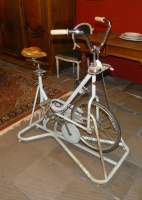 Objet: Vélo d'appartement ancien en métal selle réglable en hauteur par vis (com