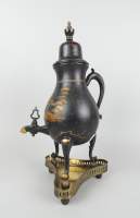 Objets: Samovar en métal laqué (pt enfoncement) signé sous la base C.KURZ&CO Hol