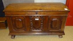 Meuble : Grand coffre de mariage renaissance en chêne , fer forgé dessus bombé fin 17eS