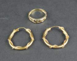 Bijou : Paire de boucles d'oreilles et bague (acc) en or jaune 14K