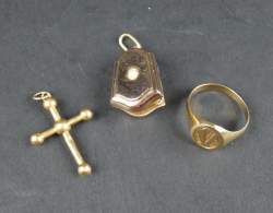 Bijoux en or jaune 18K (pendentif porte-photo avec vitre, pendentif croix et bague/chevalière)