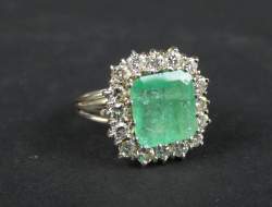 Bijou : Bague en or blanc 18K sertie d'une émeraude (fêle) entourée de diamants