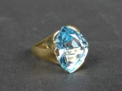 Bijou : Bague en or jaune 18K sertie d'une topaze bleue