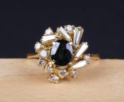 Bijou : Bague en or jaune 18K sertie en son centre d'un saphir entouré de diamants ronds et baguettes