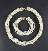Bijou : Parure (collier et bracelet) de perles de culture , saphirs (certains acc) , émeraudes et rubis avec fermoirs en or jaune 18K