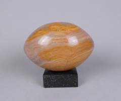 Sculpture: Onyx de forme ovale sur socle noir attribué à GUILMOT Jacques