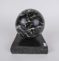 Sculpture: Sphère en marbre -vert de mer- sur son socle en marbre noir attribué