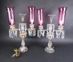 Verrerie: Paire de chandeliers en cristal de Bohême électrifié avec pampilles et