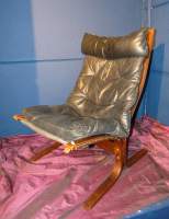 Meuble: Fauteuil à dossier haut (usure +/- marquée) attribué à RELLING Ingmar