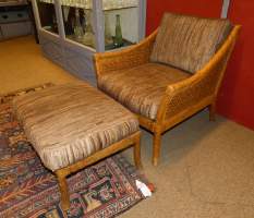 Meuble: Fauteuil et repose-pieds en cuir tressé avec coussin design en cuir H:77