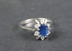 Bijou: Bague en or blanc 18K sertie d'un saphir ovale d'env. 0,75cts entouré de