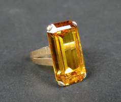 Bijou: Bague en or jaune 18K sertie d'un chrysobéryl? P: 6,4g TDD: 50