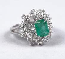 Bijou: Bague en or blanc 18K sertie d'une émeraude d'env. 1,39cts entourée de di