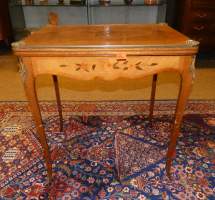 Meuble : Table à jeux de style (usure d'usage) en marqueterie de bois de rose milieu 20eS