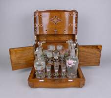 Objet : Cave à liqueur en chêne applique en cuivre carafes et verres rapportés