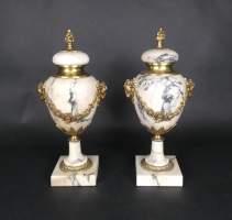 Objet : Paire de cassolettes en marbre et bronze doré ciselé
