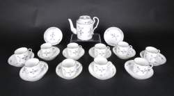 Céramique : théière (1 pt ecl) , 10 tasses et sous - tasses en porcelaine décor au barbeau fin 18eS