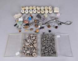 Collection minéraux : Minéraux bruts dont améthyste , célestine , quartz rose , pierres roulées et petits fossiles