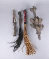 Africain : Lot Ethnographique divers dont : Chasse - mouches , statuettes.