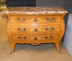 Meuble: Commode face et cotés galbés de style Louis XV 1ere moitié 20eS