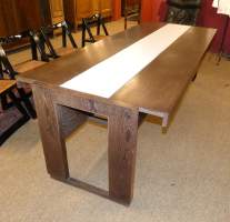 Meuble: Importante table de salle à manger en bois (usure +/- marquée, pt chocs,