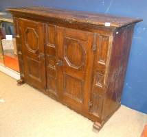 Meuble: Bahut en châtaignier fin 17eS début 18eS sur patins (dos restauré) H:107