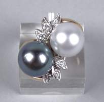 Bijou: Bague en or jaune et blanc 18K sertie de 2 perles Toi et Moi et de diaman