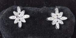 Bijou: Paire de boucles d'oreilles en or blanc 18K serties de diamants pour env.