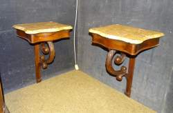 Meuble: Paire de consoles en chêne de style dessus marbre jaune veiné rouge (acc