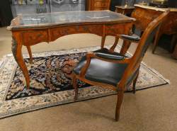 Meuble : Bureau galbé de ministre de style Louis XV en placage de bois de rose 20eS