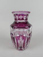 Verrerie : Vase en cristal (1 pt impact) taillé signé Val Saint Lambert N° 69/180 violet et incolore